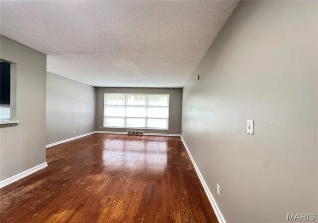 Photo 4 of Single family home for sale at 10 Drummond Dr, Saint Louis, MO 63135 | MLS# MIS26034256 | Listing updated on 2026-06-13