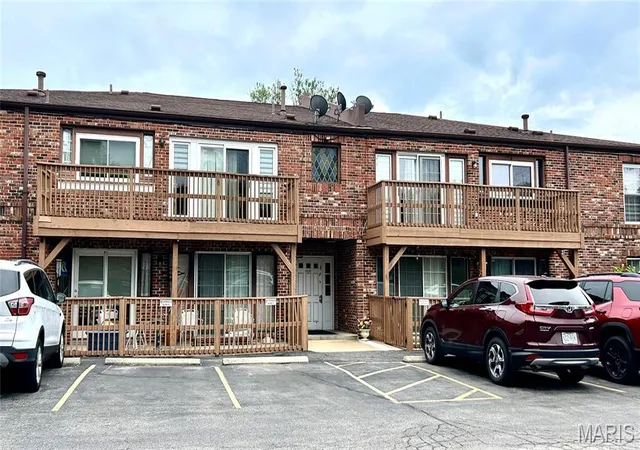 Homes for sale in St Louis, MO | 4290 Chateau De Ville Dr #C, St Louis, MO 63129 | MLS# MIS26034312