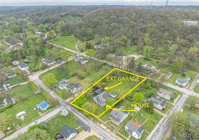 Photo 3 of Single family home for sale at 1413 Tennessee St, Louisiana, MO 63353 | MLS# MIS26034338 | Listing updated on 2026-09-10
