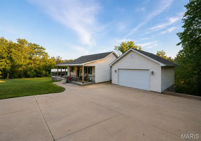 Homes for sale in Farmington, MO | 4714 Huntington Dr, Farmington, MO 63640 | MLS# MIS26034375