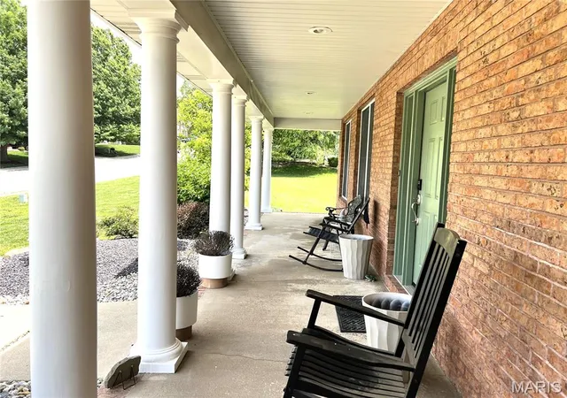 Photo 2 of Single family home for sale at 863 Marc Dr, Alton, IL 62002 | MLS# MIS26034413 | Listing updated on 2026-08-20