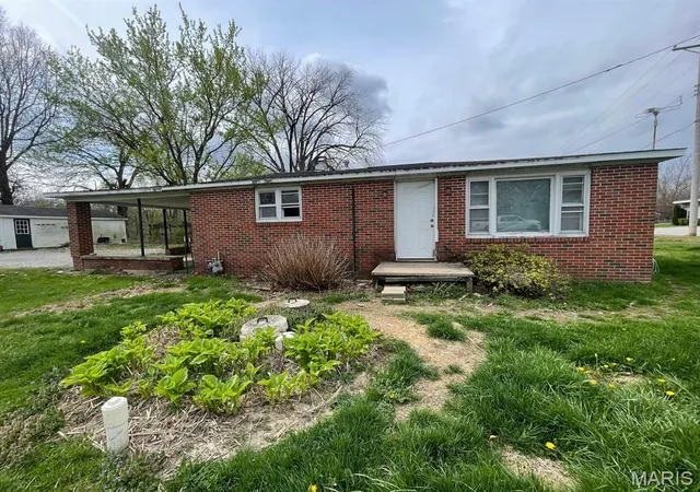 Homes for sale in Litchfield, IL | 4012 Illinois Route 16, Litchfield, IL 62056 | MLS# MIS26034421