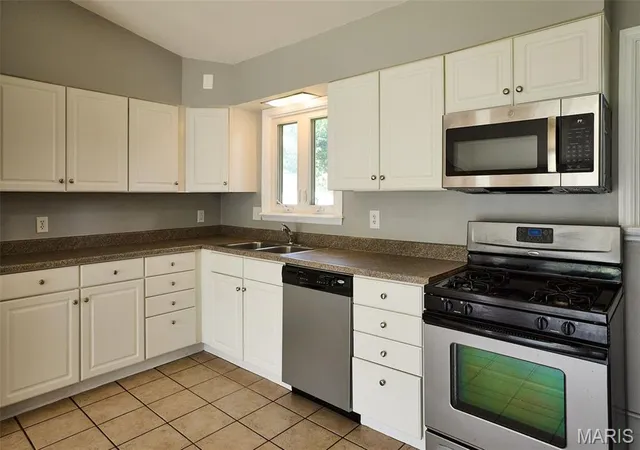 3rd image of 13 Sunridge Ln, Florissant, MO 63031 | MLS# MIS26034426