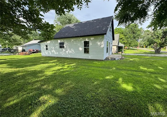 Homes for sale in Gillespie, IL | 603 E Chestnut St, Gillespie, IL 62033 | MLS# MIS26034467