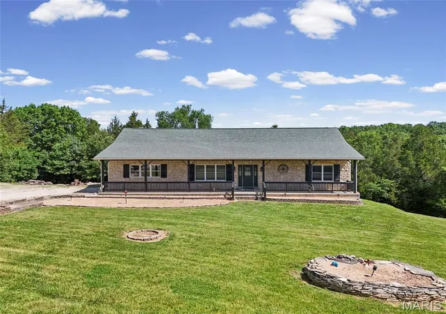 Homes for sale in De Soto, MO | 3009 Thompson Rd, De Soto, MO 63020 | MLS# MIS26034484