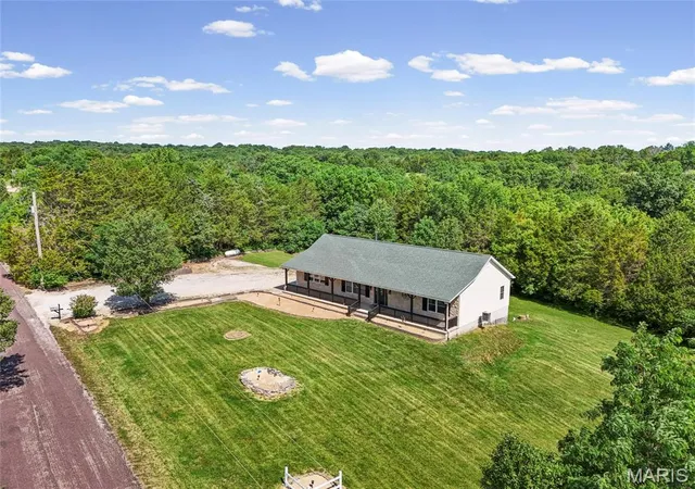 Homes for sale in De Soto, MO | 3009 Thompson Rd, De Soto, MO 63020 | MLS# MIS26034484