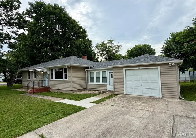 Homes for sale in East Alton, IL | 78 N Circle Dr, East Alton, IL 62024 | MLS# MIS26034486