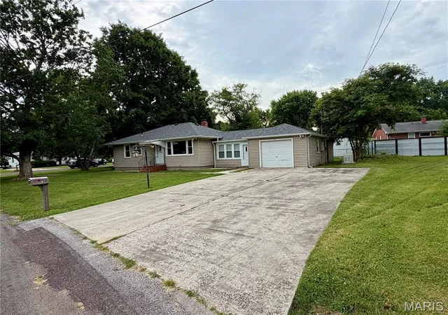 Homes for sale in East Alton, IL | 78 N Circle Dr, East Alton, IL 62024 | MLS# MIS26034486