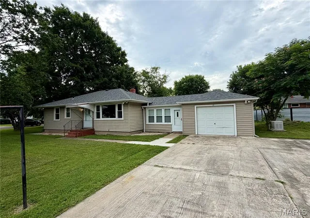 Homes for sale in East Alton, IL | 78 N Circle Dr, East Alton, IL 62024 | MLS# MIS26034486