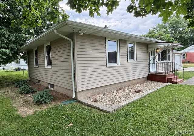 Homes for sale in East Alton, IL | 78 N Circle Dr, East Alton, IL 62024 | MLS# MIS26034486
