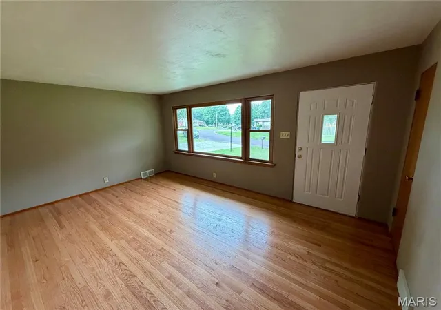 Homes for sale in East Alton, IL | 78 N Circle Dr, East Alton, IL 62024 | MLS# MIS26034486