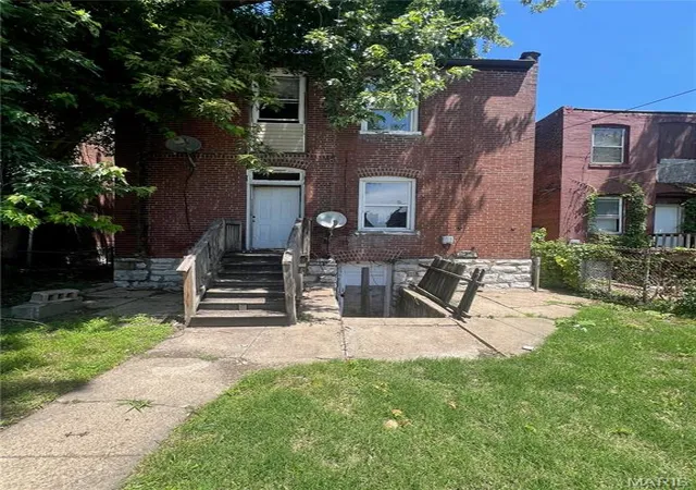 Photo 3 of Sale Pending at 4142 W Kossuth Ave, St Louis, MO 63115 | MLS# MIS26034512 | Listing updated on 2026-09-05