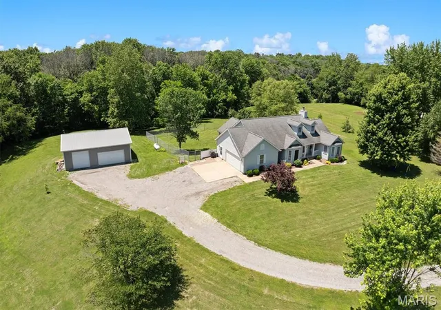 2nd image of 2119 Lakeview Dr, Highland, IL 62249 | MLS# MIS26034579