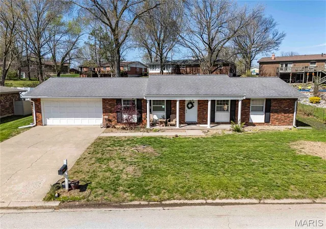 Homes for sale in Hannibal, MO | 30 Satellite Dr, Hannibal, MO 63401 | MLS# MIS26034662