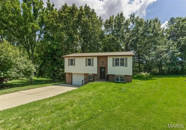 Homes for sale in Godfrey, IL | 410 Saint Anthony Dr, Godfrey, IL 62035 | MLS# MIS26034683