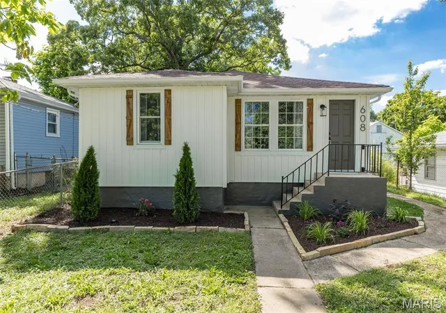 Homes for sale in De Soto, MO | 608 N 4th St, De Soto, MO 63020 | MLS# MIS26034686
