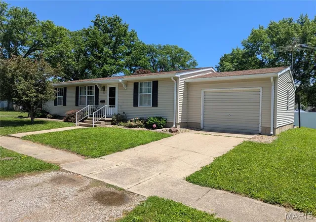 Homes for sale in Greenville, IL | 304 Charles Ave, Greenville, IL 62246 | MLS# MIS26034697