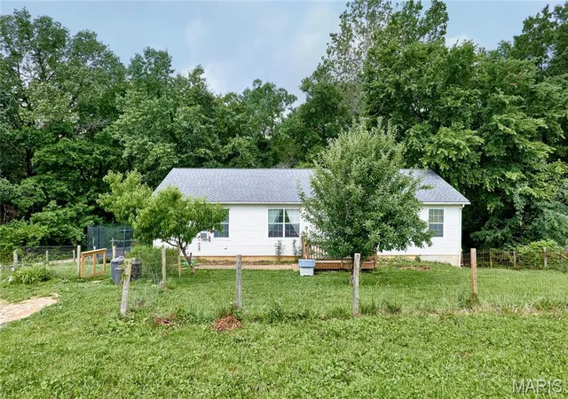 Homes for sale in Elsberry, MO | 400 Julie Ct, Elsberry, MO 63343 | MLS# MIS26034717