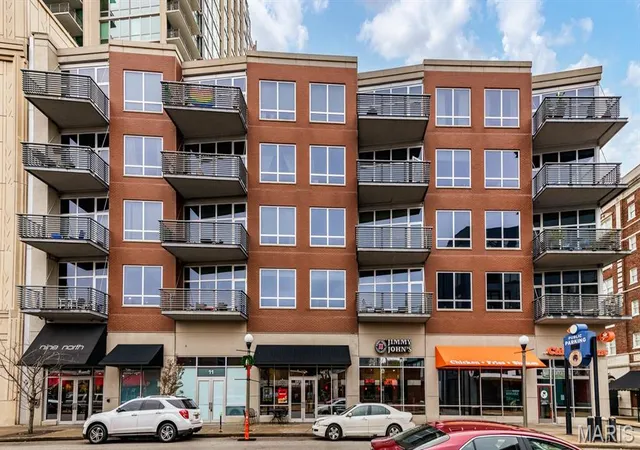 2nd image of 9 N Euclid Ave, St Louis, MO 63108