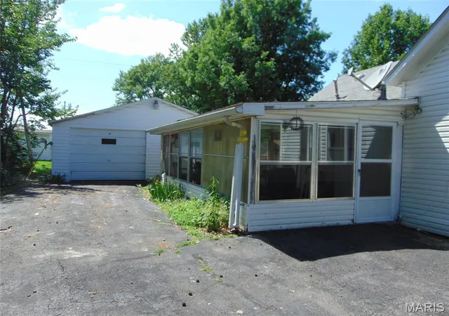 Homes for sale in Elkville, IL | 105 N 6Th St, Elkville, IL 62932 | MLS# MIS26034755