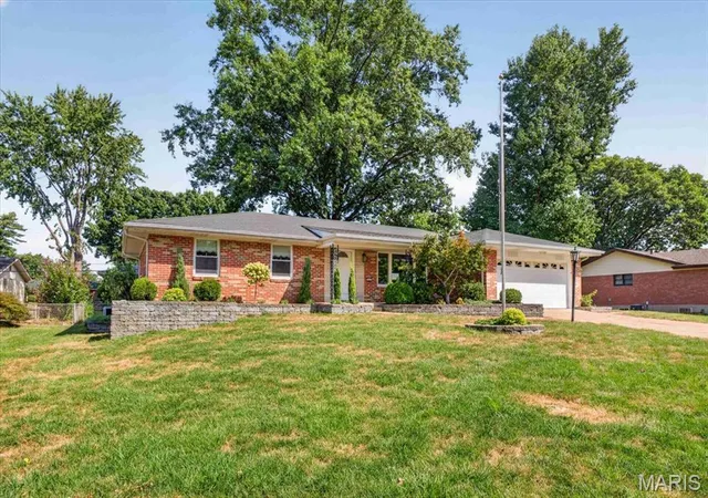 Photo 2 of Sale Pending at 5827 Pebble Oak Dr, Saint Louis, MO 63128 | MLS# MIS26034834 | Listing updated on 2026-09-18