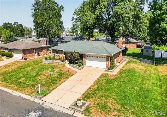 Photo 3 of Sale Pending at 5827 Pebble Oak Dr, Saint Louis, MO 63128 | MLS# MIS26034834 | Listing updated on 2026-09-18