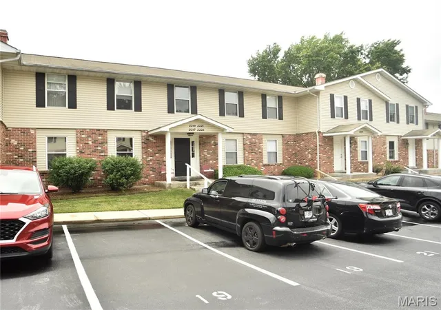 3rd image of 2221 Highland Hl Dr, Saint Peters, MO 63376