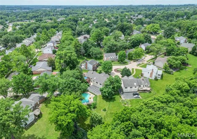 4th image of 201 W Manor Dr Dr, Chesterfield, MO 63017 | MLS# MIS26034856