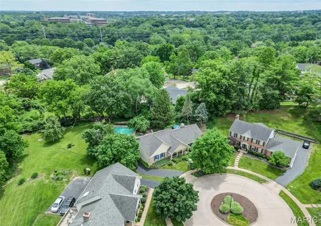 5th image of 201 W Manor Dr Dr, Chesterfield, MO 63017 | MLS# MIS26034856