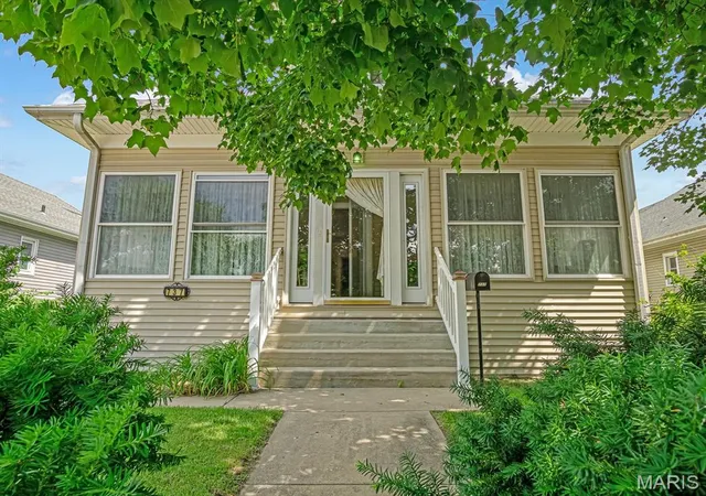 Homes for sale in Wood River, IL | 737 Madison Ave, Wood River, IL 62095 | MLS# MIS26034858