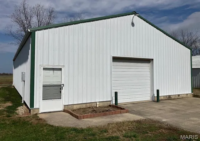 Homes for sale in Aviston, IL | 6811 Breese Rd, Aviston, IL 62216 | MLS# MIS26034866