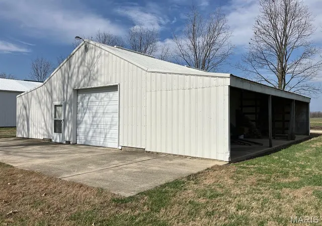 Homes for sale in Aviston, IL | 6811 Breese Rd, Aviston, IL 62216 | MLS# MIS26034866