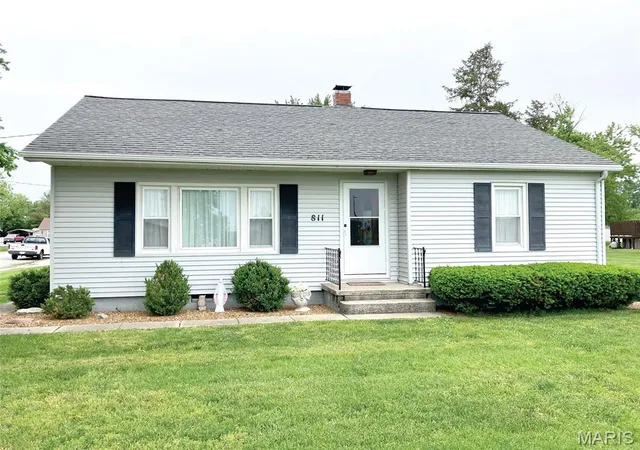 Homes for sale in Beckemeyer, IL | 811 E 2nd St, Beckemeyer, IL 62219 | MLS# MIS26034875