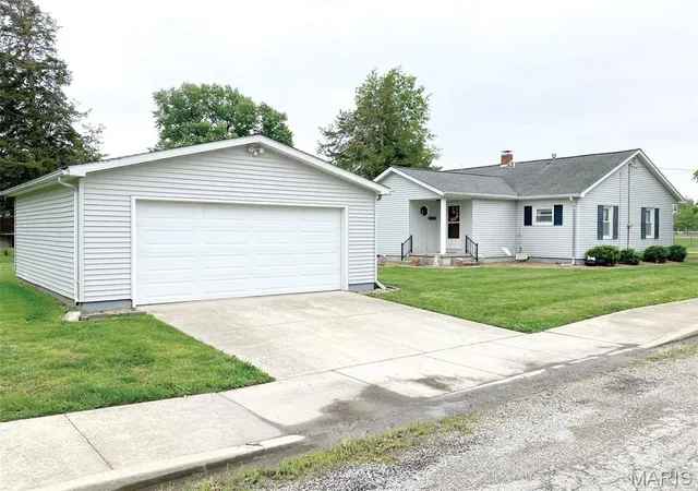 Homes for sale in Beckemeyer, IL | 811 E 2nd St, Beckemeyer, IL 62219 | MLS# MIS26034875