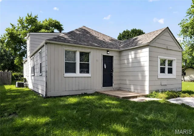 Photo 3 of Sale Pending at 25 Barcelona Ave, Saint Louis, MO 63138 | MLS# MIS26034895 | Listing updated on 2026-09-17