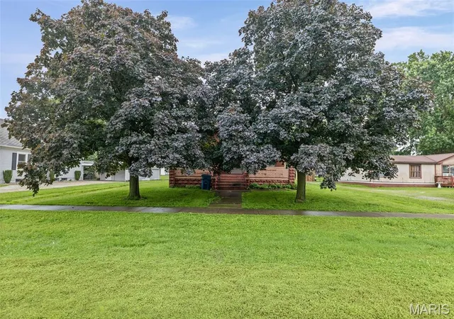 Photo 2 of Sale Pending at 150 N Park St, Hoyleton, IL 62803 | MLS# MIS26034900 | Listing updated on 2026-08-25