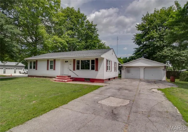Homes for sale in Palmyra, IL | 393 W Oak St, Palmyra, IL 62674 | MLS# MIS26034919