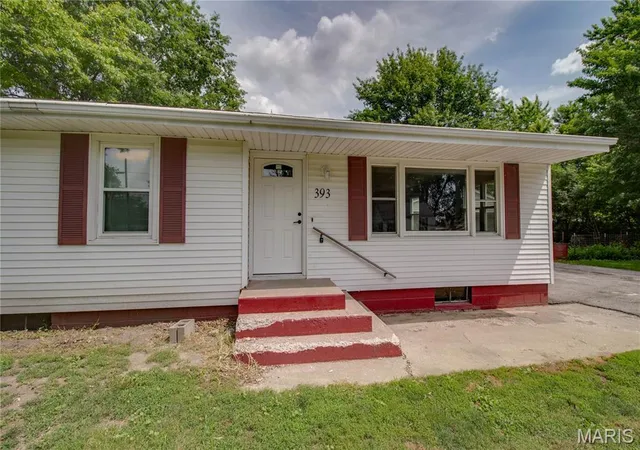Homes for sale in Palmyra, IL | 393 W Oak St, Palmyra, IL 62674 | MLS# MIS26034919