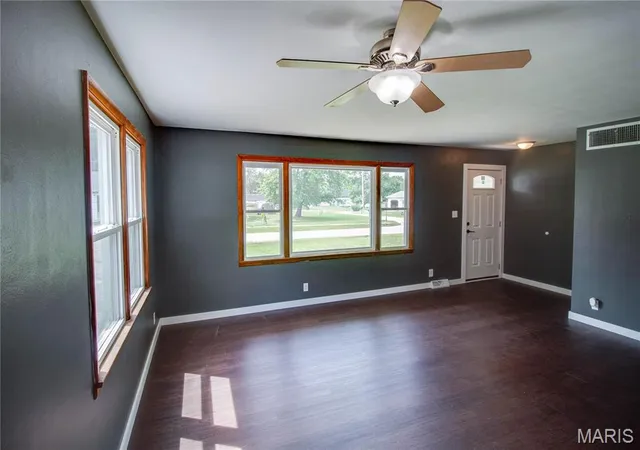 Homes for sale in Palmyra, IL | 393 W Oak St, Palmyra, IL 62674 | MLS# MIS26034919