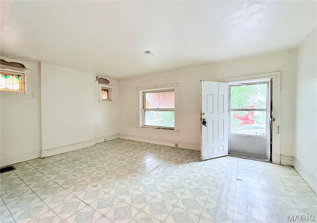 Photo 3 of Single family home for sale at 4176 Newport Ct, Saint Louis, MO 63116 | MLS# MIS26034962 | Listing updated on 2026-08-14