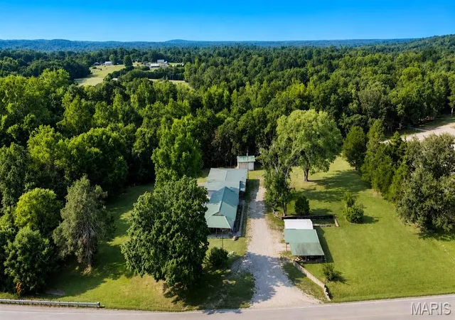 Photo 4 of Single family home for sale at 19463 State Hwy U, Irondale, MO 63648 | MLS# MIS26034966 | Listing updated on 2026-08-30