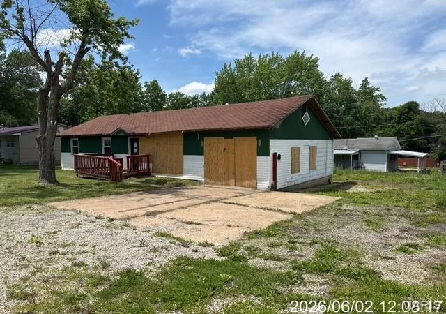 Homes for sale in Cuba, MO | 206 Mueller Dr, Cuba, MO 65453 | MLS# MIS26034991