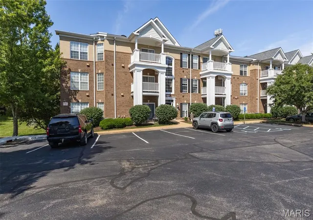 Listing Photo 1 - Condo for sale in building located at 13115 Mill Xing Ct, Creve Coeur, MO 63141 - Unit #205
