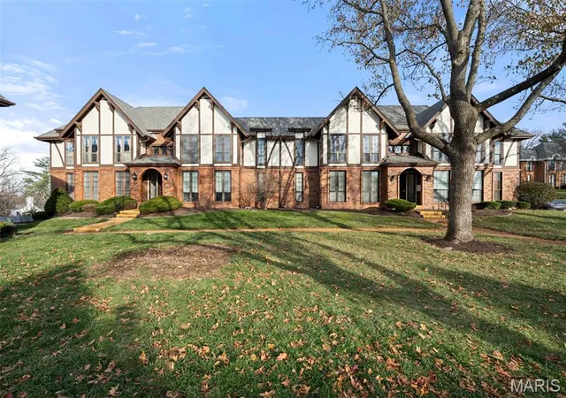 Homes for sale in Ballwin, MO | 917 Claytonbrook Dr #3, Ballwin, MO 63011 | MLS# MIS26035034