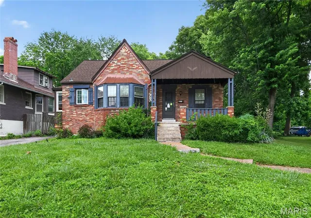 Photo 2 of Sale Pending at 8211 Madison Ave, Saint Louis, MO 63114 | MLS# MIS26035084 | Listing updated on 2026-08-13