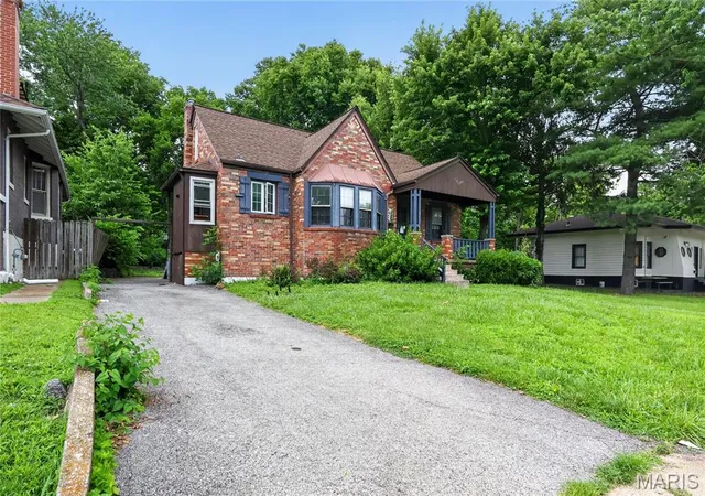 Photo 4 of Sale Pending at 8211 Madison Ave, Saint Louis, MO 63114 | MLS# MIS26035084 | Listing updated on 2026-08-13