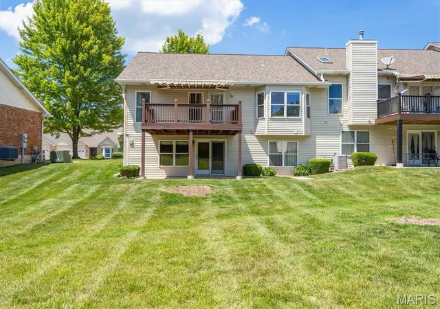 Photo 3 of Sale Pending at 6 Country Bluff Ct, Saint Charles, MO 63301 | MLS# MIS26035085 | Listing updated on 2026-08-06