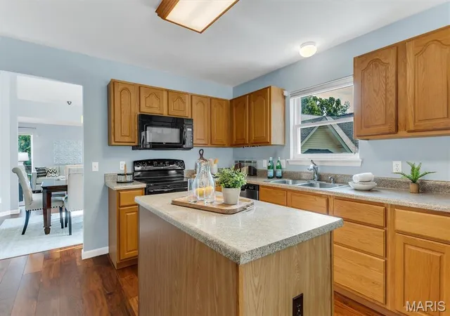 Photo 4 of Sale Pending at 6 Country Bluff Ct, Saint Charles, MO 63301 | MLS# MIS26035085 | Listing updated on 2026-08-06