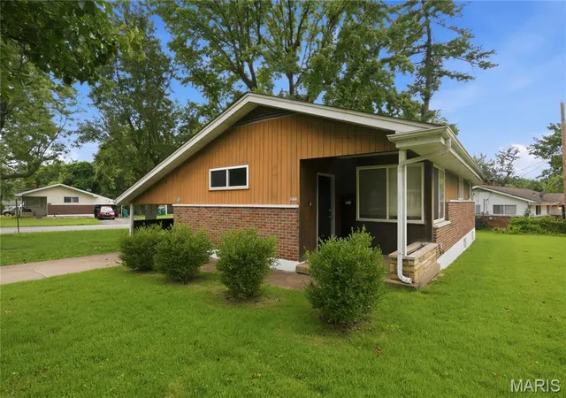 Photo 1 of Sale Pending at 9731 Lanier Dr, Saint Louis, MO 63136 | MLS# MIS26035111 | Listing updated on 2026-10-27