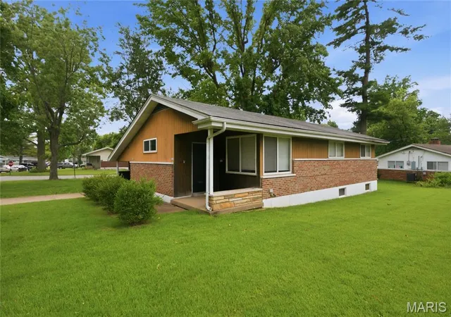 Photo 2 of Sale Pending at 9731 Lanier Dr, Saint Louis, MO 63136 | MLS# MIS26035111 | Listing updated on 2026-10-27